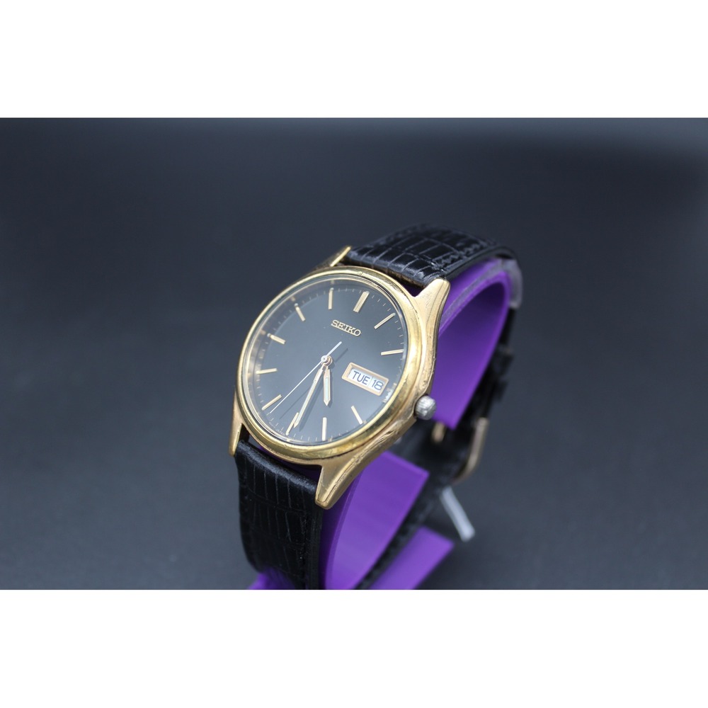 1995 Seiko 7N43-9048 Quartz Day-Date Black Dial Gold Tone Classic Dress Watch